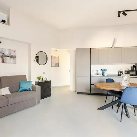 Luxury Elegant Penthouse 2 Bedrooms, 2 Bathrooms *